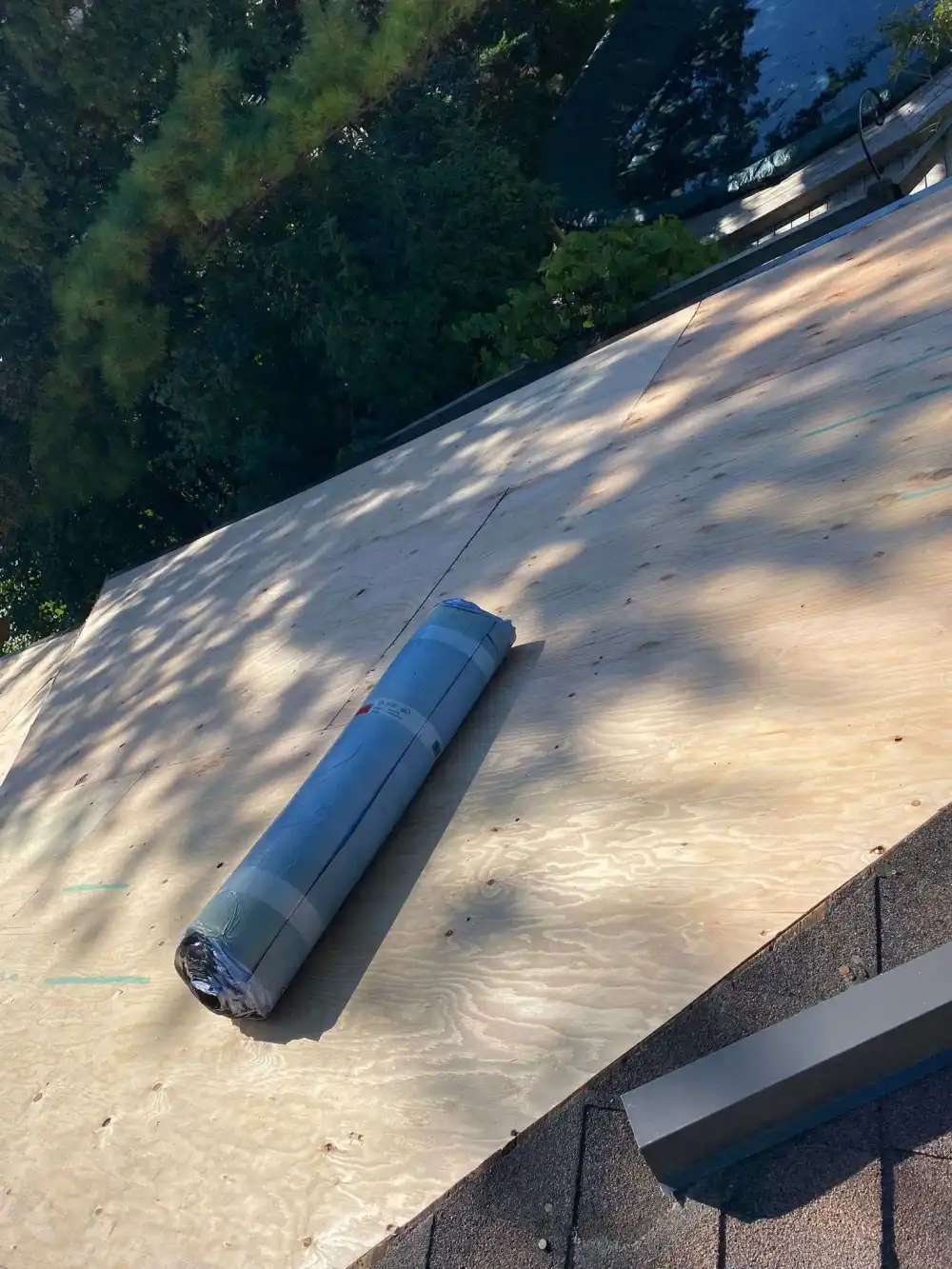 Shingle roof installation crew at work in Toronto